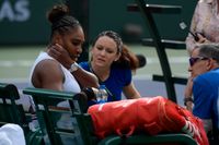 Serena Williams i samtal med sina tränare under matchen mot Garbine Muguruza. Williams avbröt matchen på grund av sjukdom.