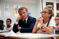 Frankrikes president Emmanuel Macron besöker en skola i Laval i västra Frankrike måndag 3 september. 