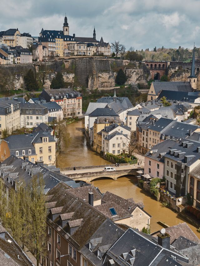Luxemburg har vuxit fram på en platå invid floden Alzette, som skurit djupa raviner i landskapet.