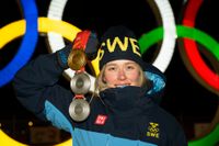 Skidskytten Elvira Öberg bidrog starkt till Sveriges medaljskörd med guld och två silver.