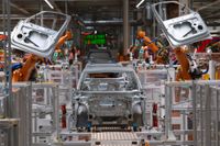 Robotar arbetar med tillverkningen av elbilar på en av Volkswagens fabriker i Zwickau i Tyskland. Arkivbild.