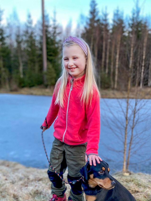 Maja i Jönköping har tagit jägarexamen. Hon är med när hennes föräldrar jagar, men det kommer dröja tills hon blir 18 år innan hon själv får börja skjuta.