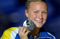 Sarah Sjöström med sin silvermedalj på 100 meter fritt under sim-VM i Barcelona på fredagen.
