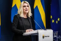 Socialminister Lena Hallengren (S) svarar på coronakommissionens kritik.