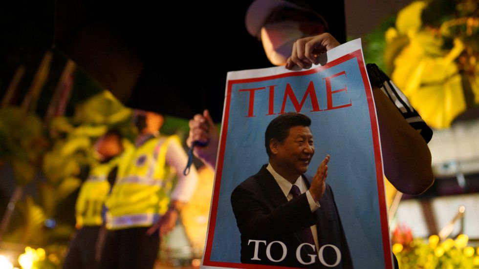 Demonstrerande studenter kräver Xi Jinpings avgång.