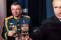 General Alexander Zjuravljov pekas ut som ansvarig för krigsbrott i Ukraina. Här på bild bredvid Vladimir Putin 2019.