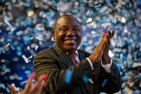 Sydafrikas president Cyril Ramaphosa firar att ANC behåller makten med majoritet, även om partiet tappar väljarstöd.