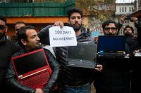 Journalister i Kashmir protesterar mot det faktum att man nu varit utan internet i 100 dagar, sedan regionens semiautonomiska status försvann.