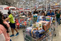 Människor köar i en butik i Davie i Florida på torsdagen för att bunkra upp förråd inför orkanen Dorians ankomst.
