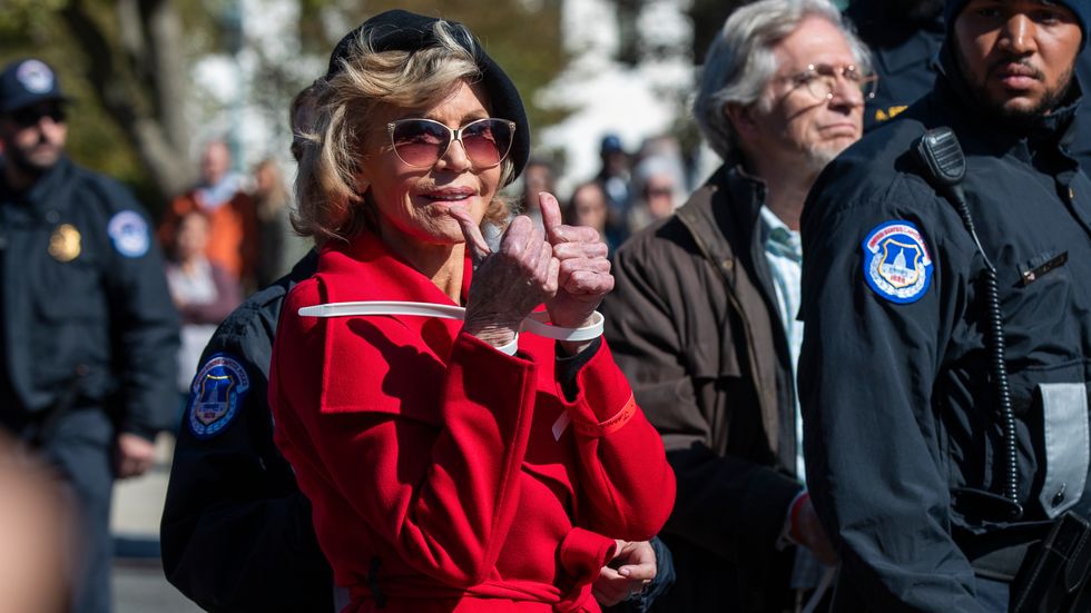 Jane Fonda förs iväg av polis efter ännu en olovlig klimatdemonstration.
