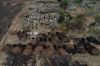 Nygrävda gravar på den lilla begravningsplatsen i Hroza. 59 människor uppges ha blivit dödade på en minnestjänst i en by som endast hade några hundra invånare. Bilden togs i söndags.