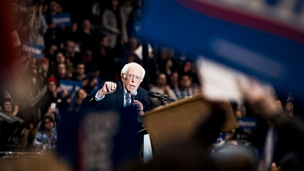 Demokraternas kandidat Bernie Sanders på plats i New Hampshire.