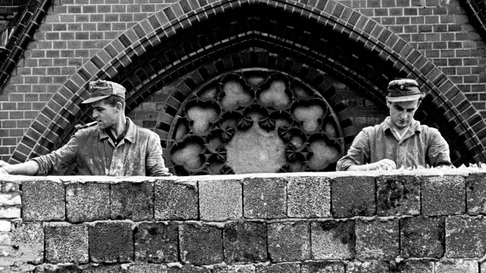 Östtyska arbetare i färd med att bygga Berlinmuren, augusti 1961. 
