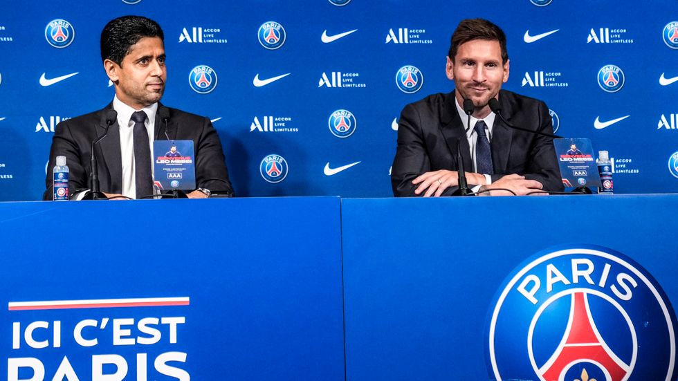 Leo Messi (till höger) och Nasser Al-Khelaifi, PSG:s ägare, när Messi presenterades som spelare för den franska storklubben.