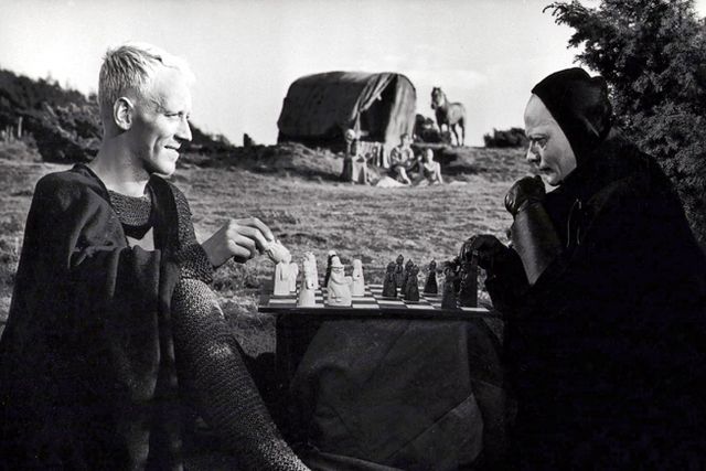 En klassisk bild av Liemannen: Riddaren Antonius Block spelar schack med en kåpklädd Döden i Ingmar Bergmans ”Det sjunde inseglet” (1957). Riktigt så ser inte Döden ut i Belanner och Perssons ungdomsböcker.