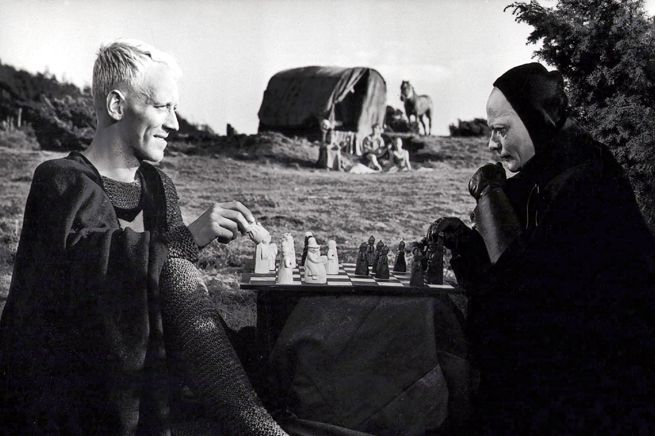 En klassisk bild av Liemannen: Riddaren Antonius Block spelar schack med en kåpklädd Döden i Ingmar Bergmans ”Det sjunde inseglet” (1957). Riktigt så ser inte Döden ut i Belanner och Perssons ungdomsböcker.