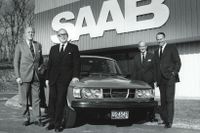 Samling runt Saab i USA 1977: G A Douglas, Peter Wallenberg, Jörgen Blegvad och Jonas C:son Kjellberg.