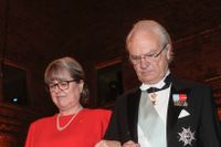 Donna Strickland blev 2018 den tredje kvinnan att tilldelas Nobelpriset i fysik. Här gör hon entré med kungen vid fjolårets nobelbankett.