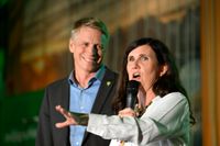 Miljöpartiets språkrör Per Bolund (MP) och Märta Stenevi (MP) firade under valnatten. Arkivbild.