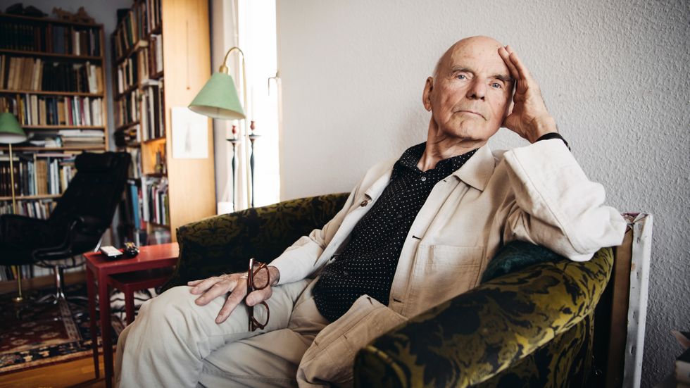Skådespelaren och regissören Lennart Hjulström har avlidit vid 83 års ålder.
