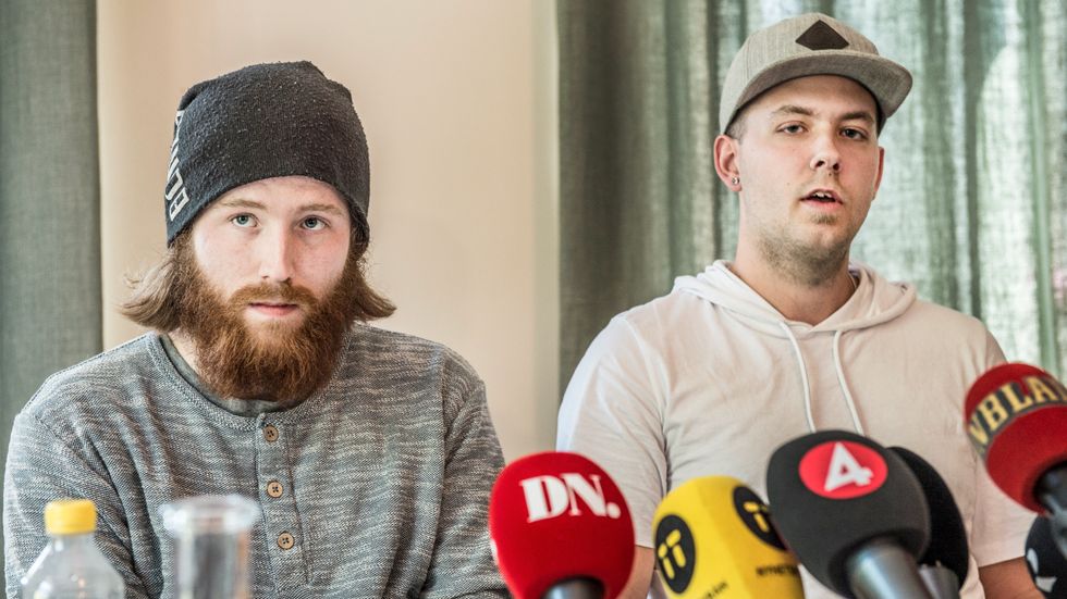 Bröderna Robin Dahlén och Christian Karlsson, som här ses på en presskonferens 2017, får nu en ursäkt av Arvika kommun för vad som hände efter den fyraårige pojken Kevins död 1998.