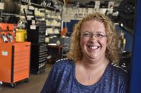 Erin Decker driver en bilverkstad i Kensosha i Wisconsin tillsammans med sin man. Hon är också ordförande i Republikanska partiet i staden.