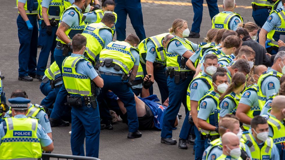 Polisen grep på torsdagsförmiddagen, lokal tid, ett femtiotal personer som sedan i tisdags protesterat utanför Nya Zeelands parlament.