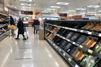 Många hyllor gapar tomma i en livsmedelsbutik i Belfast. Bilden är från den 11 januari.