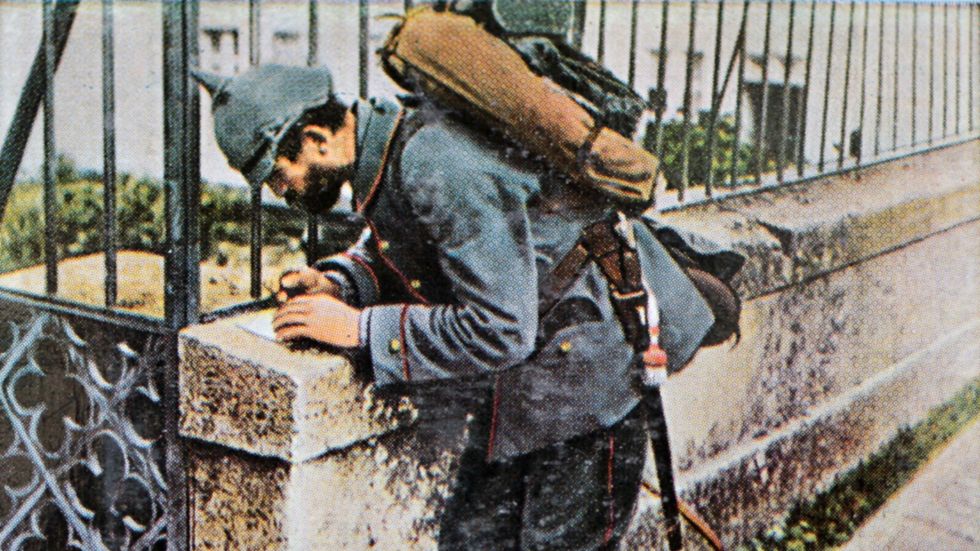 Propagandabild på en tysk soldat som skriver brev hem under första världskriget.