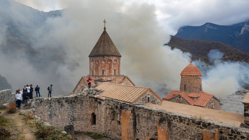 Armenier vid det ortodoxa klostret Dadivank i Kalbajar, Nagorno-Karabach.