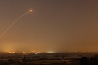 En raket avfyras från Gaza.