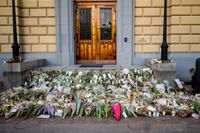 Blommor, ljus och hälsningar på trappan vid huvudingången till Malmö latinskola. Den 21 mars i år dödades två lärare på skolan av en 18-årig elev, som dömts till livstids fängelse för morden. Arkivbild.