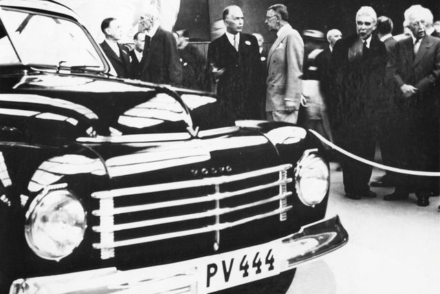 Presentation av Volvo PV 444 i Kungliga Tennishallen. Bland åskådarna finns bland andra prins Eugen (t.h.) och kronprins Gustaf Adolf (ljus kostym).
