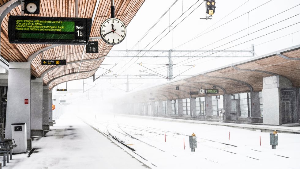 Inställda tåg och tomt på centralstationen i Umeå i snöovädret på tisdagen.