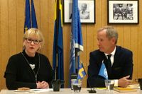 Utrikesminister Margot Wallström och FN-ambassadör Olof Skoog vid den svenska FN-delegationen i New York på fredagen.