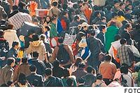 När nyårsafton närmar sig ökar desperationen på Kinas tågstationer. Om man lyckats köpa biljett och komma på är tågen så överlastade att det kan vara omöjligt att gå på toaletten. Därför ökar försäljningen av blöjor för vuxna kraftigt inför helgen.
