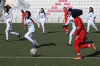 Kvinnliga afghanska fotbollsspelare i en ligamatch. Arkivbild.