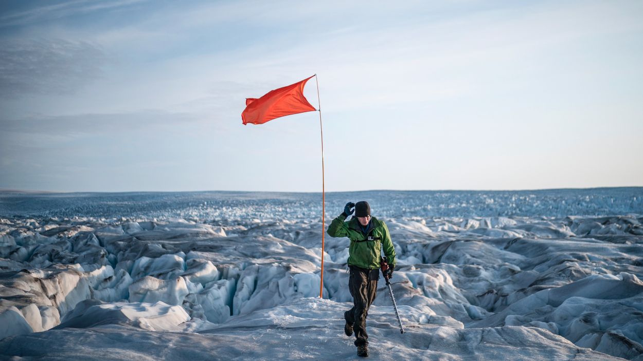 Helheimglaciären på Grönland krymper snabbt. Flaggan Brian Rougeux borrat ner ska hjälpa GPS-positionering.