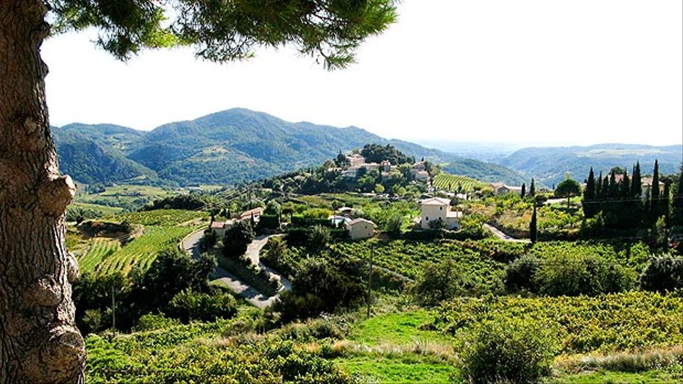 Ålderdomliga stenhus, smala gränder, kaféer, vinkällare,  kyrkor, springbrunnar och pittoreska torg lockar med det lilla samhällets  
harmoni. SvD visar vägen till de mysigaste byarna i Provence.