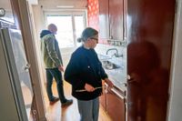 Julia Hammar, 26, kollar på ett renoveringsobjekt vid Gärdet. Bakom en veckad dragdörr från hallen finns köket i 1970-talsstandard. 