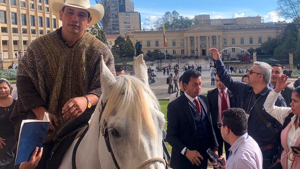 Den colombianska senatorn Alirio Barrera på sin häst Pasaporte.