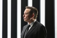 Tesla, med grundaren och vd:n Elon Musk, har pressats av produktonsstörningar, bitcoinförluster och kostnader för personalneddragningar. Arkivbild.