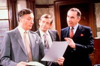 Paul Eddington som minister, Derek Fowlds som sekreterare och Sir Nigel Hawthorne i rollen som Sir Humphrey Appleby  i BBC-serien "Yes minister".
