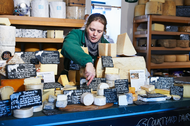 Hyllat ostmecka med knepig adress – The Courtyard Dairy ligger i en stenlada i Yorkshire.