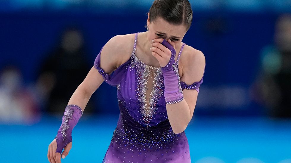 Kamila Valieva gråter av lättnad efter sitt kortprogram i OS.