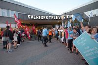 Partisupportrar väntar på sina debattörer efter en EU-valdebatt i SVT i maj.