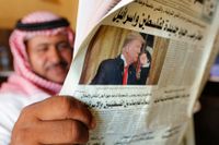 En man läser i tidningen om Trumps fredsplan. Arkivbild.