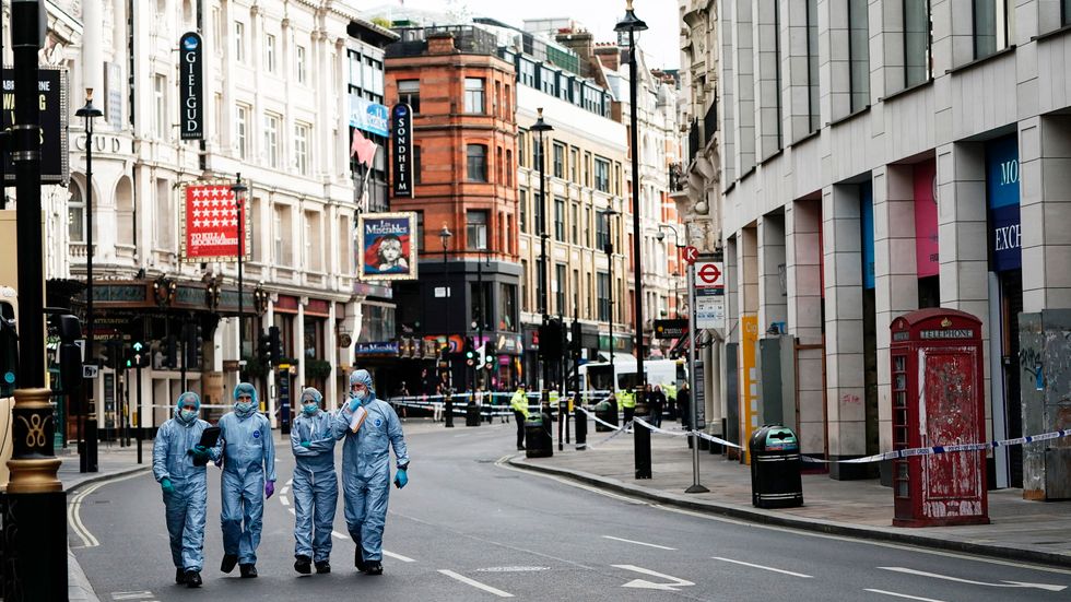 Poliserna knivhöggs vid annars turisttäta Leicester Square tidigt på fredagsmorgonen.