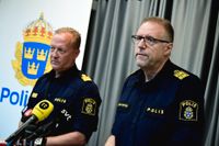 Andy Roberts, lokalpolisområdeschef, och Stefan Sintéus, regional kommenderingschef, håller en pressträff om Operation rimfrost i Malmö.
