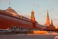 En röd tegelmur omger Kreml i Moskva.